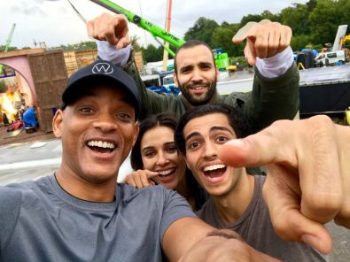 Will Smith, Mena Massaoud, Naomi Scott y Marwan Kenzar en el set de rodaje